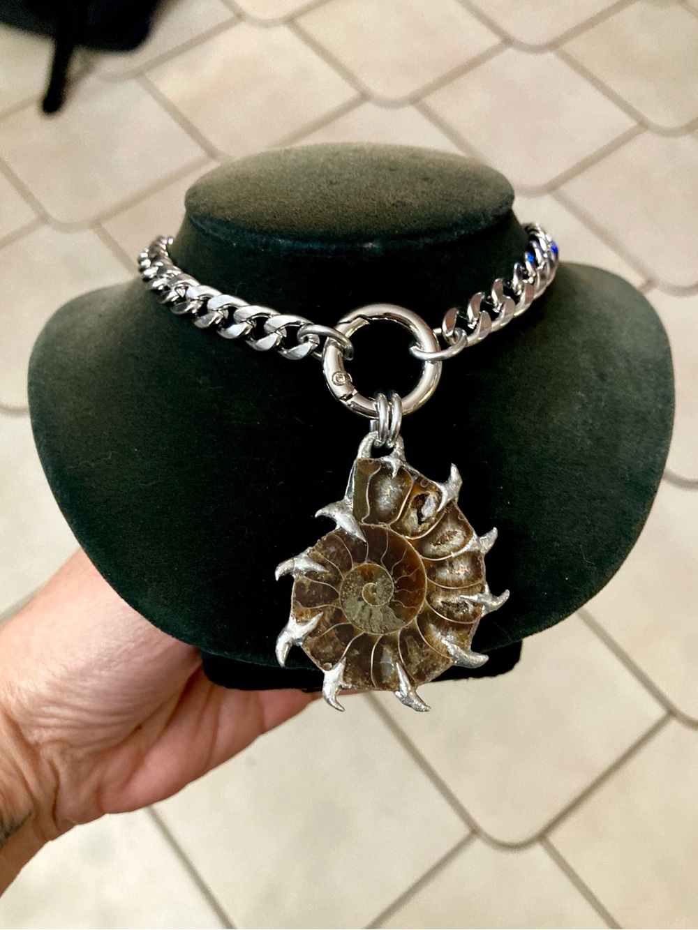 Genuine ammonite fossil shell with spikes on cuban chain choker necklace - Picture 5 of 15